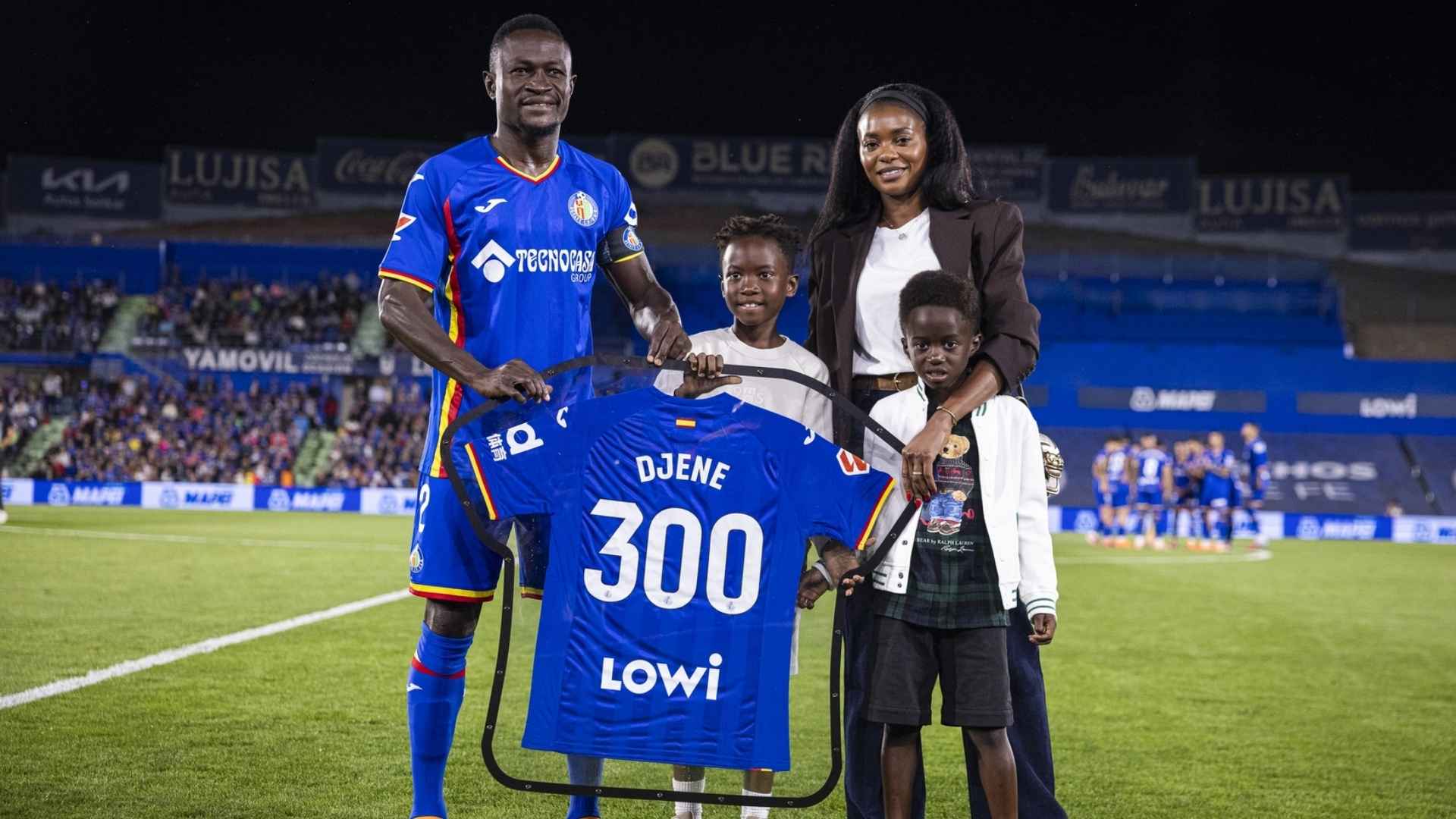 Djené recibió su camiseta por cumplir 300 partidos