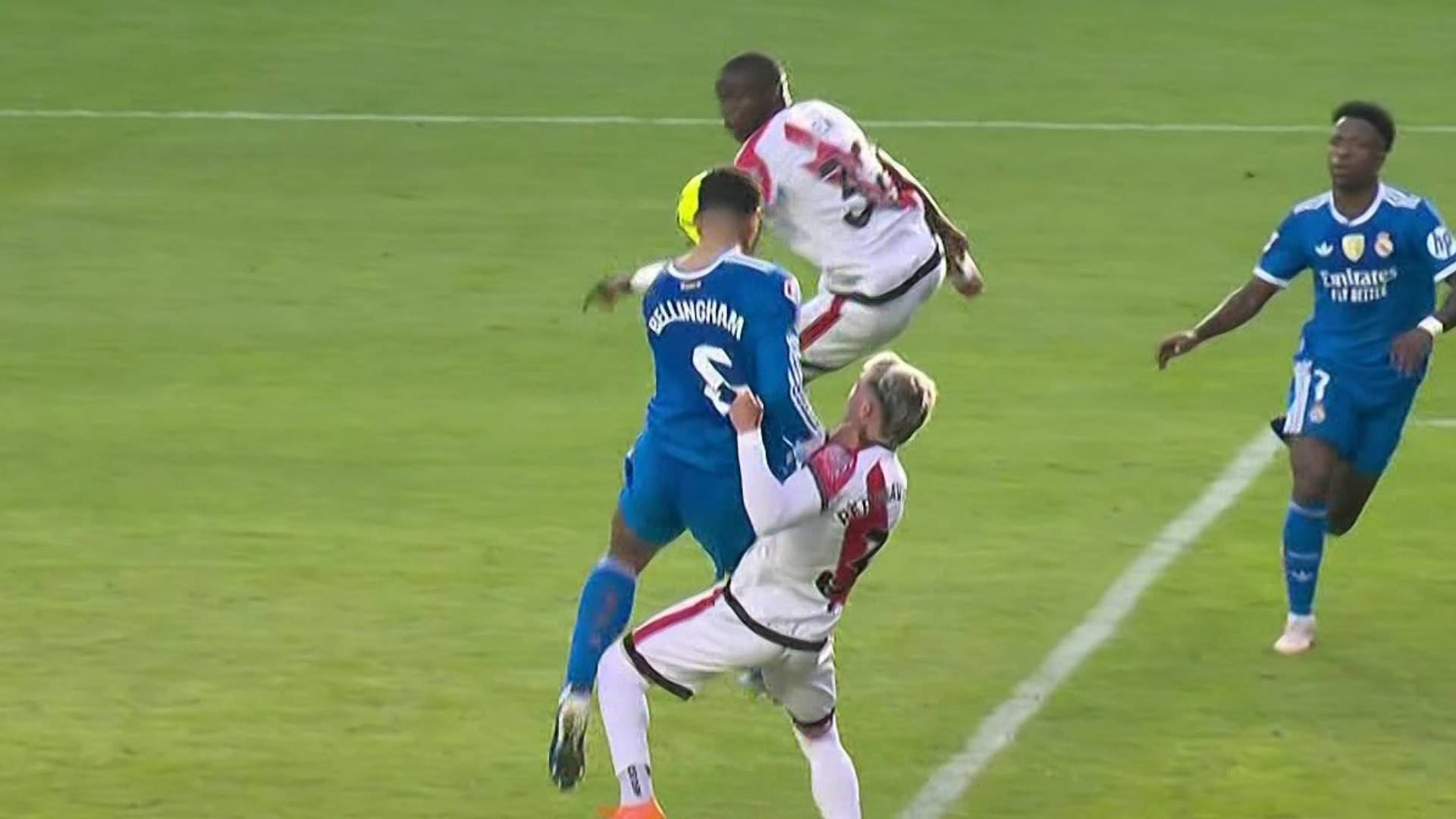 Cabreo en el Real Madrid por el arbitraje en Vallecas