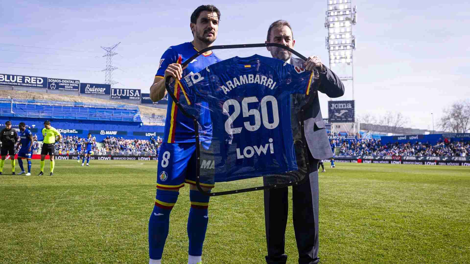 Arambarri recibió su camiseta conmemorativa por sus 250 partidos